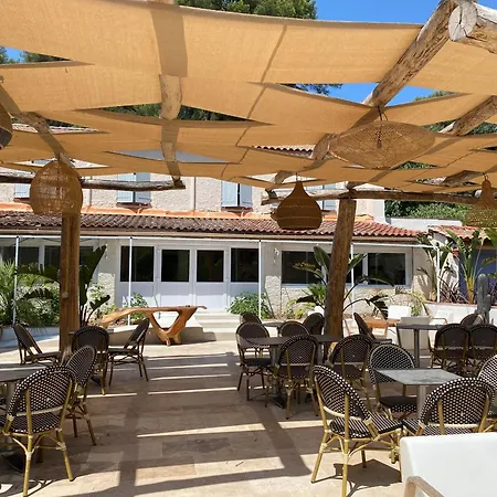 Des Pins Hotel *