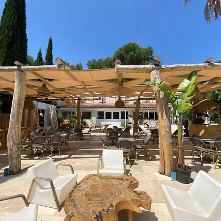 Des Pins Hotel