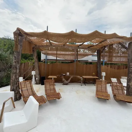 Des Pins Hotel *