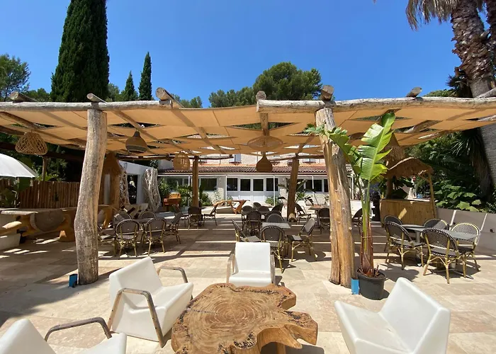 Des Pins Hotel