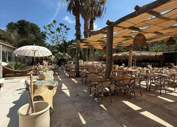 Des Pins Hotel