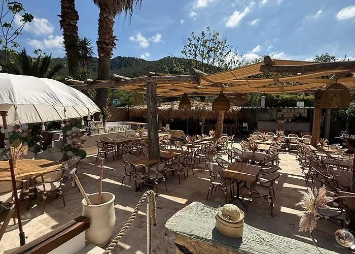 Des Pins Hotel